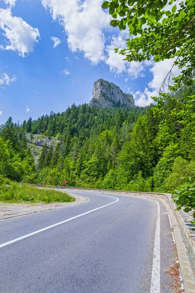 Estrada curvilínea em romeno Cárpatos — Fotografia de Stock