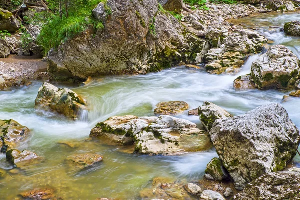 Sommerfluss fließt in die Berge — Stockfoto