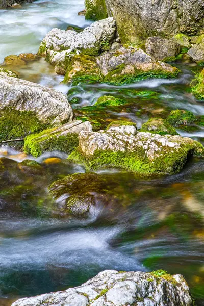 Běh proudu v skalnatých horách — Stock fotografie