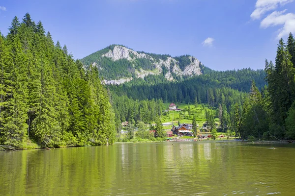 Letní krajina na horských jezeře — Stock fotografie