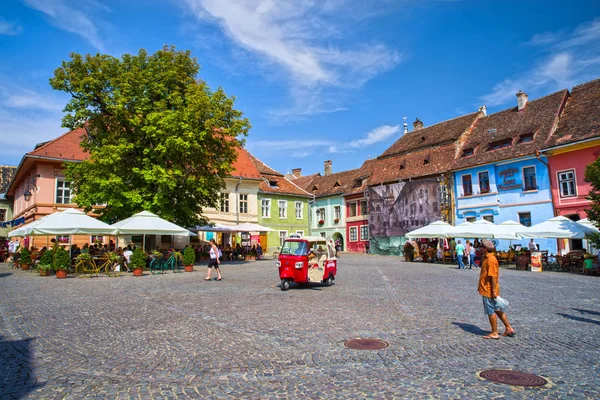 Praça da cidadela medieval de Sighisoara — Fotografia de Stock