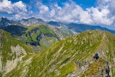 Genç turist bir fotoğraf çekmek için prepairing