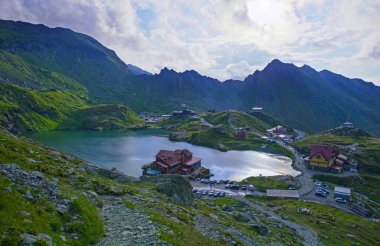 Fagaras dağlarında Balea Gölü ve dağ evi