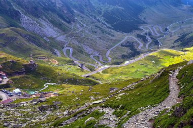 Fagaras Dağları'nda ayak yolu ve yol