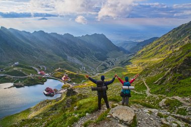 Romen dağlarında mutlu turistler