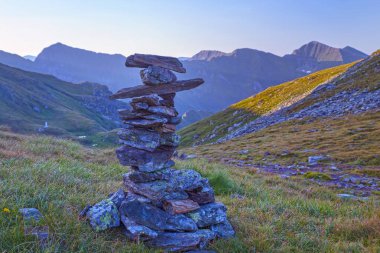 Alp bölgesinde yığılmış taş işareti