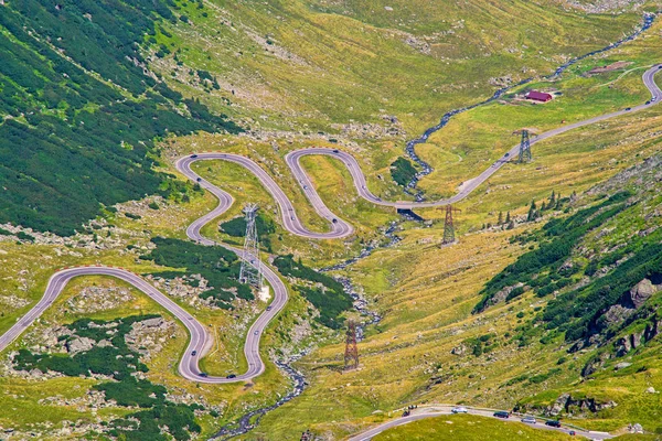 Kurvenreiche Straße in den Sommerbergen — Stockfoto