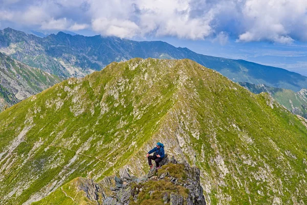 Genç adam manzara izliyor