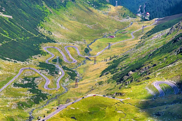 Вид з повітря на пишну дорогу в горах — стокове фото