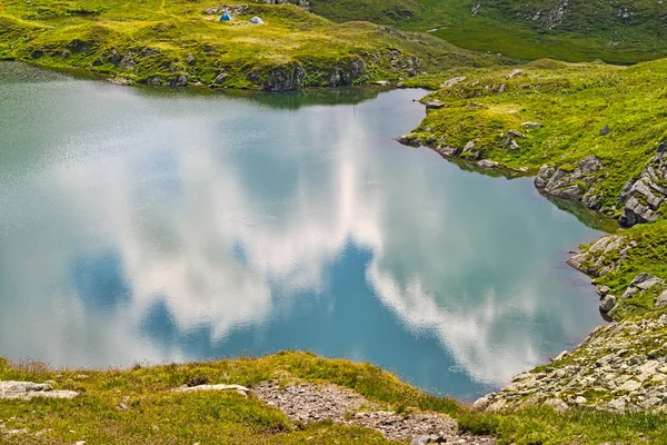 Lustrzane chmury w górskim jeziorze — Zdjęcie stockowe