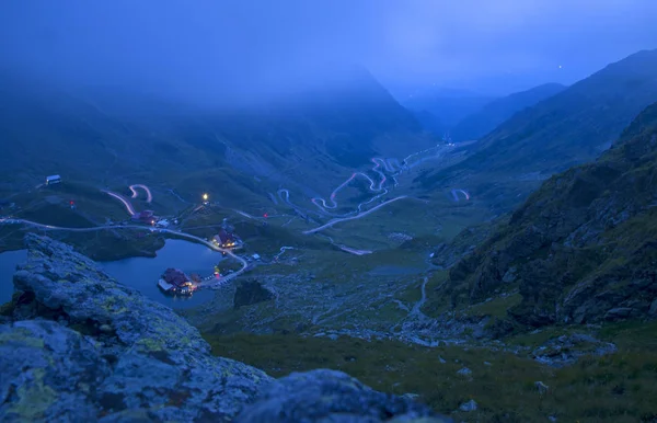 夜山湖和弯曲的路灯 — 图库照片