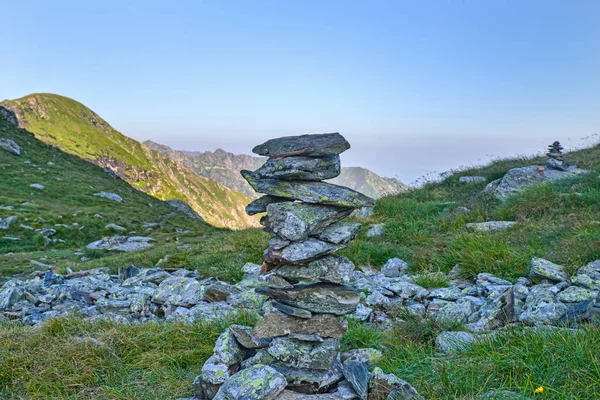 Pilha de pedra na crista da montanha — Fotografia de Stock