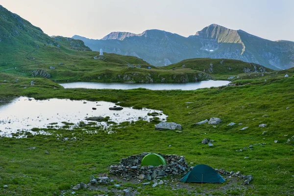 Campings de montaña en el paisaje de verano —  Fotos de Stock