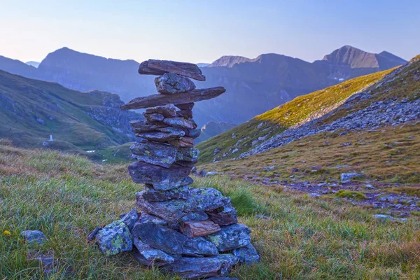 Skládaná kamenná značka v alpské oblasti — Stock fotografie