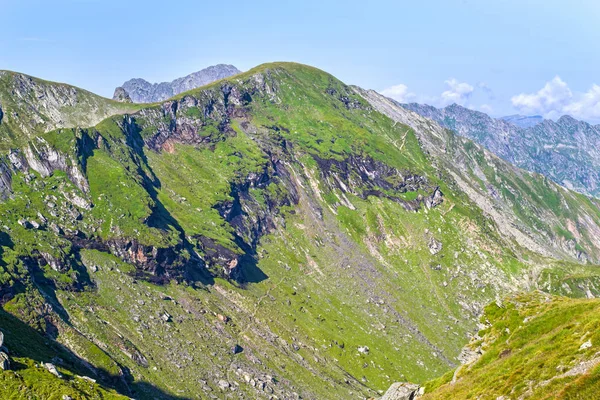 Горный летний пейзаж, альпийская область — стоковое фото