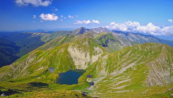 Zomer Mountain Crest landschap vanaf de top — Stockfoto