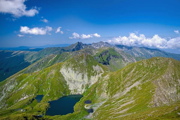 Bergsutsikt på sommaren från toppen — Stockfoto