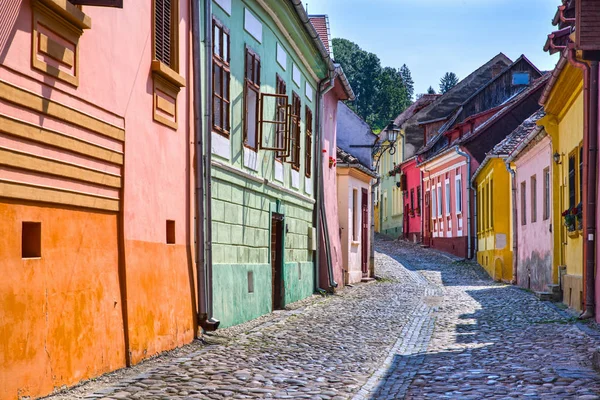 Colorida calle en el Sighisoara medieval — Foto de Stock