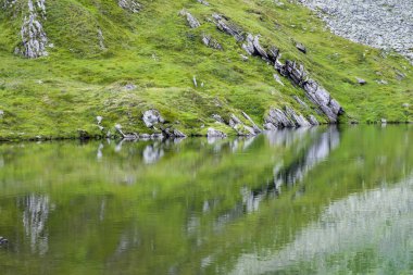 Ayna kayalık dağ yaz sahnesi