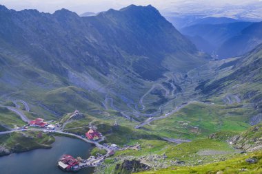 Buzul gölü Balea ve Transfagarasan yolunun havadan görünümü
