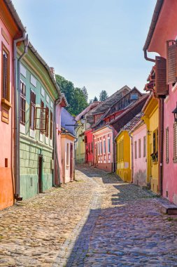 Sighisoara sokaklarında antik ama renkli evler