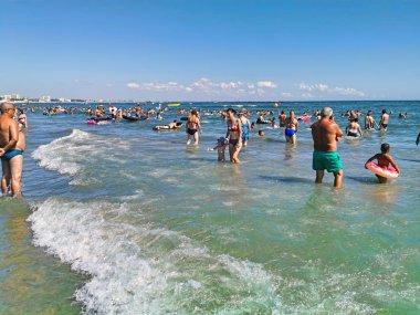 Dalgalar halinde oynayan deniz kalabalığı