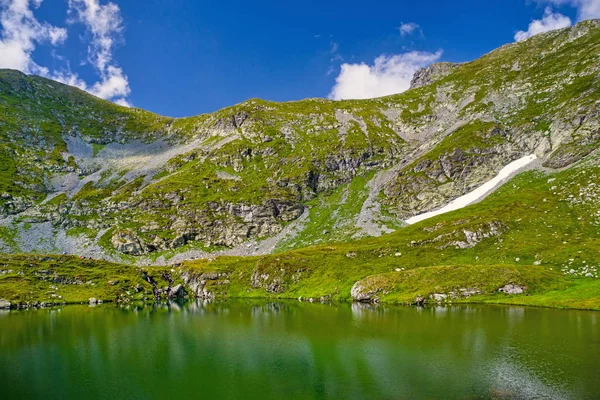 Lago de montanha geleira — Fotografia de Stock