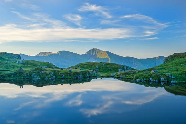 Спокойное озеро в красивое утро — стоковое фото