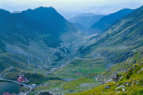 Route sinueuse sur la vallée de montagne — Photo