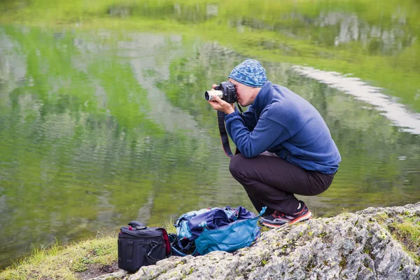Φωτογράφος φύσης κοντά στη λίμνη Μάουντεν — Φωτογραφία Αρχείου