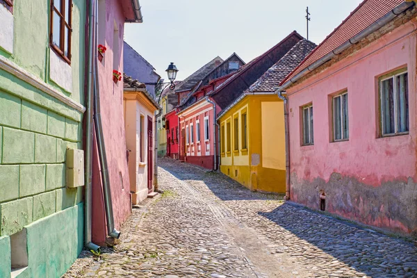 Strada lastricata in pietra e case colorate — Foto Stock