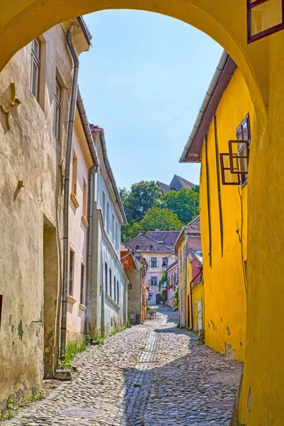 Piccola strada lastricata in pietra e case antiche — Foto Stock