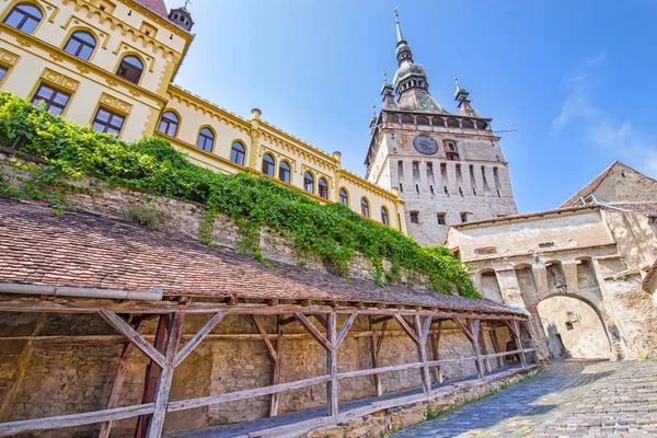 Porta medievale Ingresso della torre nella cittadella di Sighisoara — Foto Stock