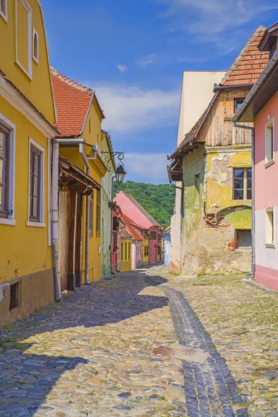 Piccola strada colorata nella città medievale — Foto Stock