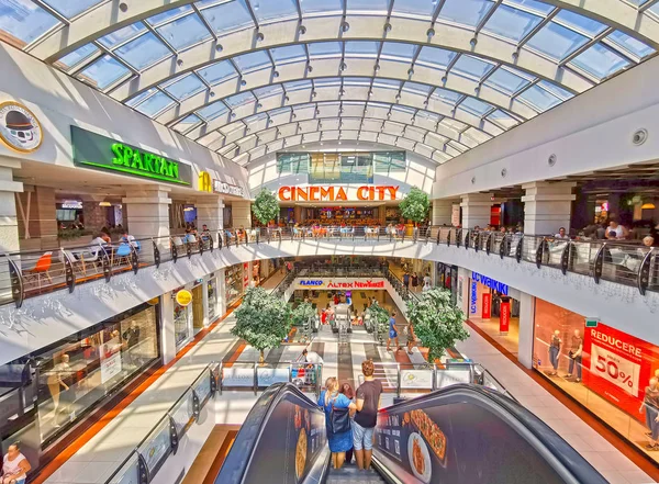 Centro comercial Cinema Cidade e restaurantes no 2o andar e b — Fotografia de Stock
