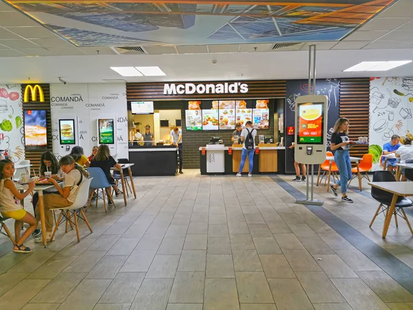 People taking launch in Mc Donalds restaurant — Stock Photo, Image