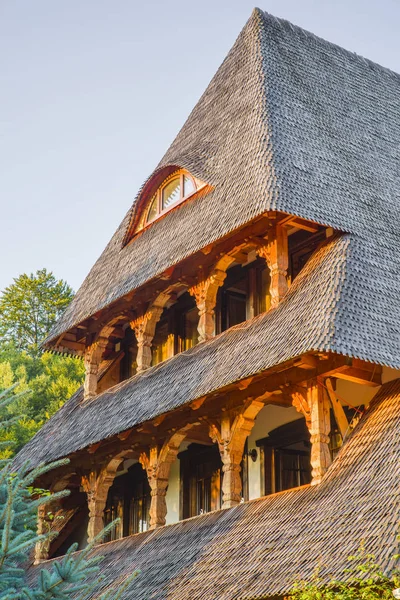 Традиционная румынская архитектура в округе Марамурес — стоковое фото