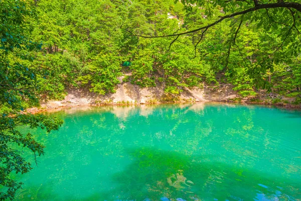 Été forêt lac émeraude effet de couleur — Photo