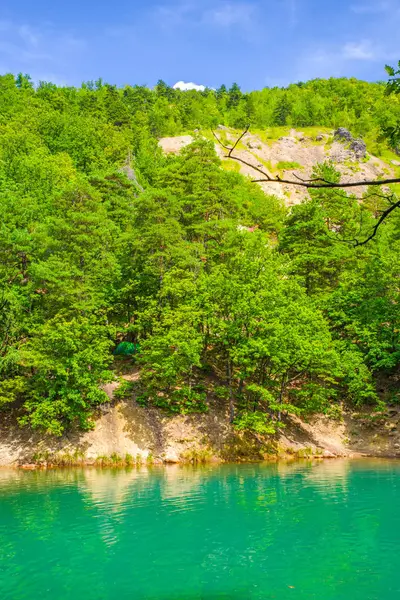 Emerald zielony kolor jeziora w lesie — Zdjęcie stockowe