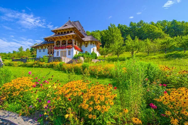Bellissimo giardino fiorito al monastero di Barsana nella regione di Maramures — Foto Stock