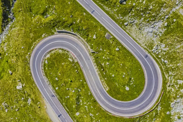 Verano montaña sinuoso camino — Foto de Stock