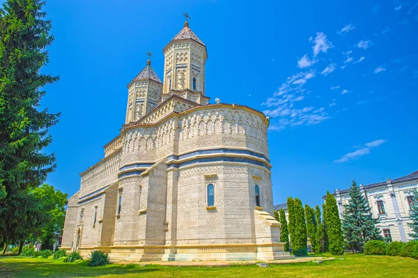 Hermosa iglesia decorada con piedra — Foto de Stock