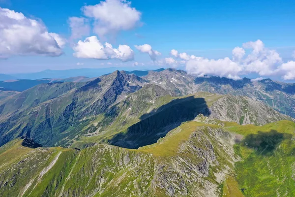 Zona alpina de verano en los Cárpatos rumanos — Foto de Stock