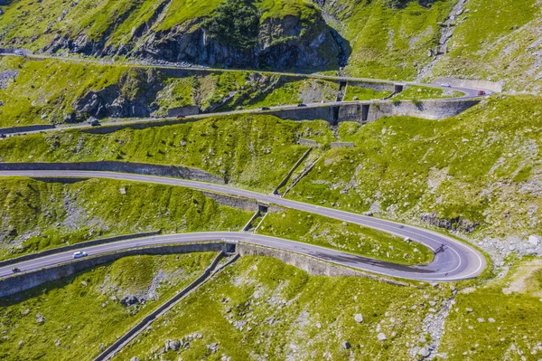 Hermoso camino de Transfagarasan en montaña verde — Foto de Stock