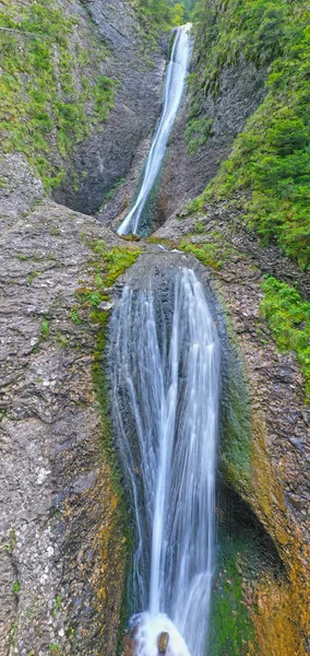 Cachoeira de verão nas montanhas romenas — Fotografia de Stock