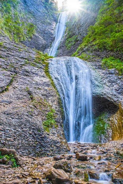 Horský potok a vodopád na skalách — Stock fotografie