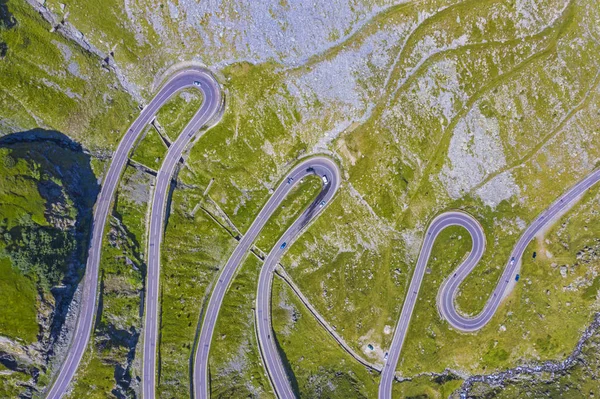 Atemberaubende Straße in den Bergen, Sommerszene — Stockfoto