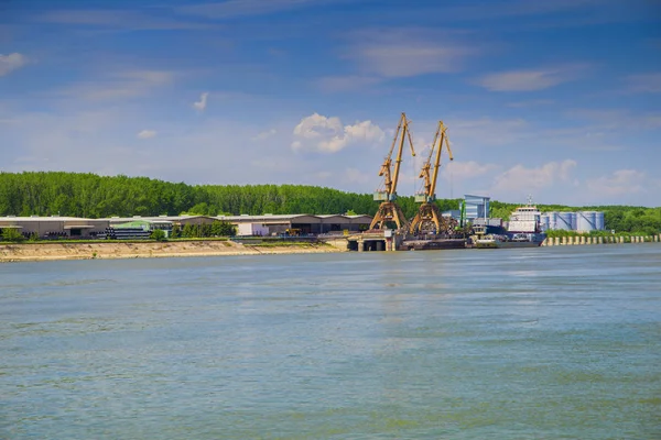 Astillero con grúas en el río Danubio — Foto de Stock