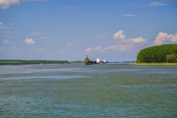 Buques de carga aguas abajo en el río Danubio — Foto de Stock