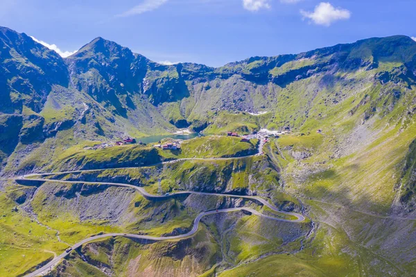 Klikatá silnice v zeleném horském údolí — Stock fotografie